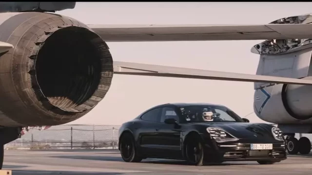 Porsche Taycan předvádí svoje drtivé zrychlení. Na letadlové lodi!
