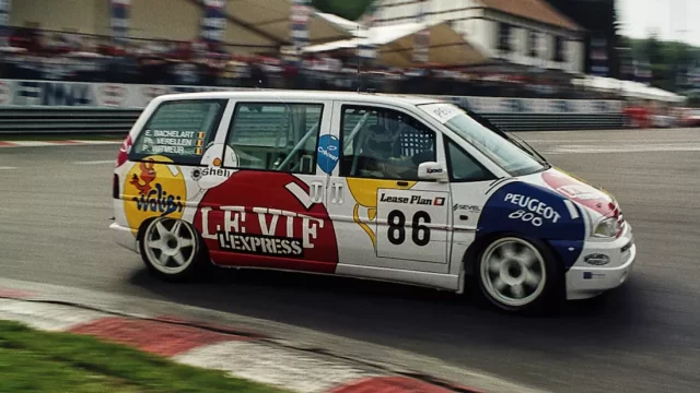 Peugeot kdysi postavil do slavné 24hodinovky závodní MPV, kupodivu si nevedlo špatně