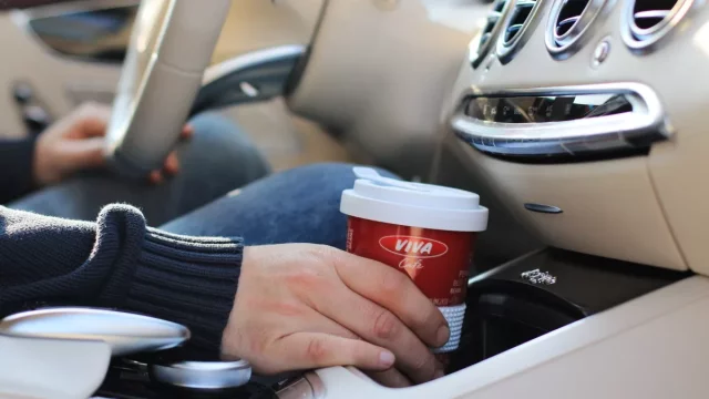 Plastovým kelímkům odzvonilo. Kávu si nyní můžete u čerpacích stanic naplnit do keramického hrníčku