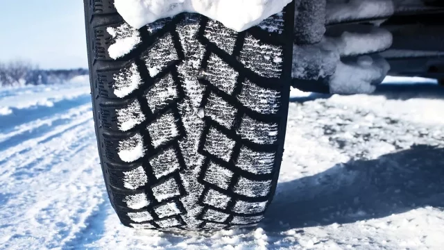 Letní pneumatiky v zimě, zimní pneumatiky v létě: Co na to pojišťovna?