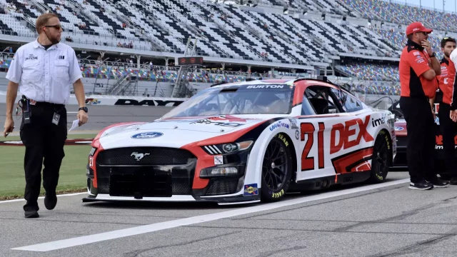 Závodní vůz NASCAR je překvapivě levný. Dokola jezdí pouze kvůli fanouškům a doleva zatáčí z důvodu bezpečnosti