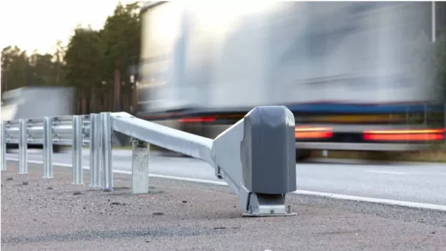 Švédové vyvinuli revoluční svodidla, která nepřevrátí auto na střechu