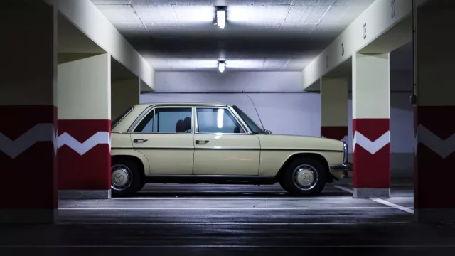 Poškodili vám auto na parkovišti? Obchodní centra nově umějí na počkání dohledat záznam