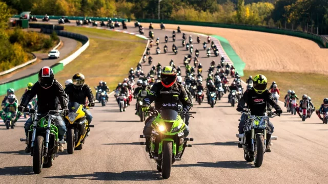 Závěr sezóny na Masarykově okruhu: Motorkáři vyrazí na společnou jízdu po dráze