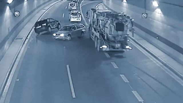 Šílené nehody z pražských tunelů: Banální ťukance i auta na střeše
