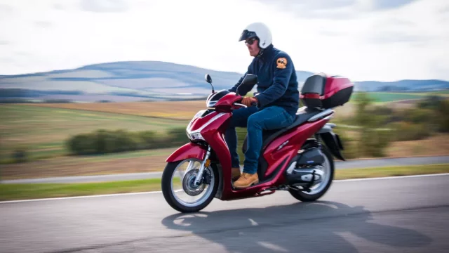 Test Hondy SH125i, nejlepšího způsobu, jak jezdit po městě