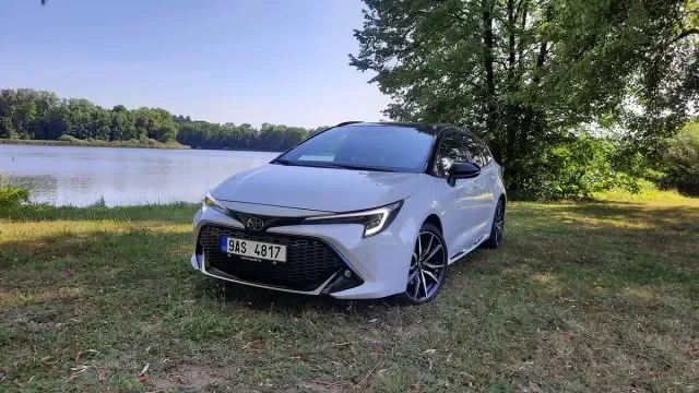 Nová Toyota Corolla posunula laťku zase o něco výš. Bude vás bavit jak jízdními vlastnostmi, tak spotřebou.