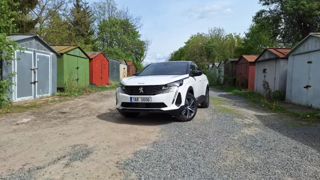 Hybridní technologie Peugeotu 3008 sedí. Vizuál je starší, ale pořád dobrý