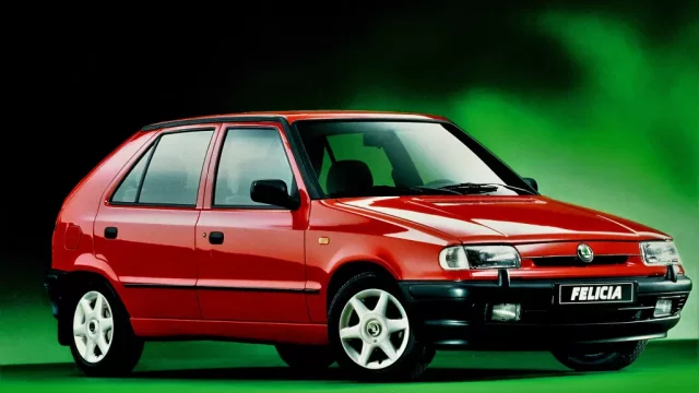 Škoda Felicia v jedné z nejlepších českých reklam: Připomeňte si, jak visela za dveře