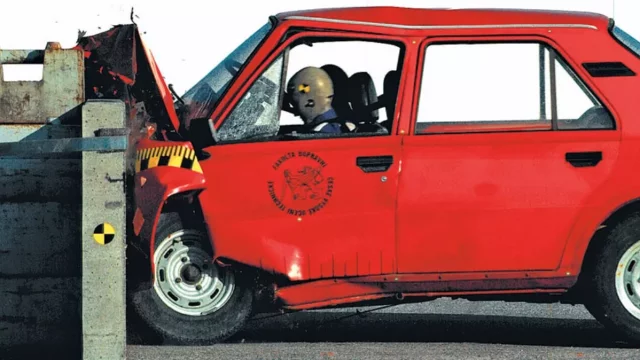 Škoda začíná pracovat na zvýšení bezpečnosti na českých silnicích. Víte, který den zemře nejvíce lidí?