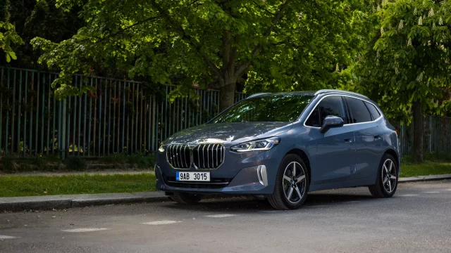 Test BMW 218d Active Tourer pohledem ženy: Rodinné auto s odolným podvozkem
