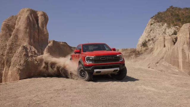 Ford Ranger Raptor nové generace přepisuje pravidla hry v kategorii sportovních off-roadů