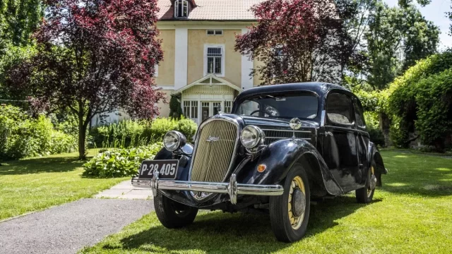 Věděli jste, že Karel Čapek nikdy neměl řidičák? Na svatební cestě řídila jeho žena