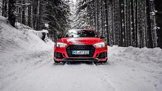Audi RS4 upravená od ABT na sněhu vypadá a funguje báječně