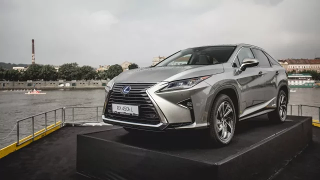 Lexus RX L se představuje v ČR: Nabízí nekonečný luxus sedmi cestujícím