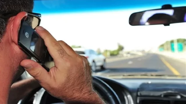 Pokuty za telefonování: Jaký hrozí postih v zahraničí a kde nesmíte volat na benzínce?