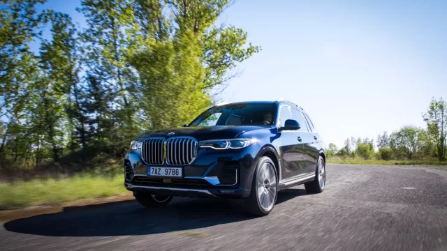 Test BMW X7 xDrive40i: Jako Rolls-Royce Cullinan, ale pro méně bohaté