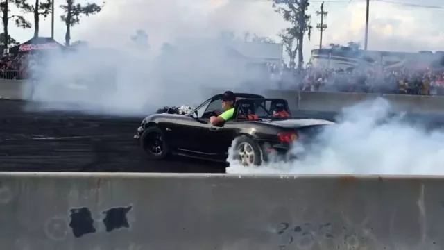 Mazda MX-5 s motorem Hellcat: Z auta pro kadeřníky se stala bestie škvařící pneumatiky