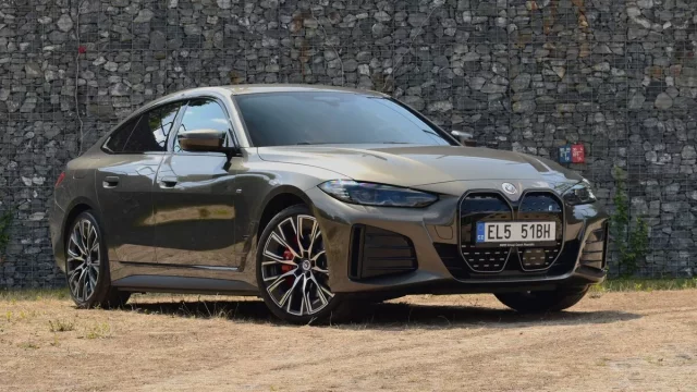 Nelže. A co slíbí, to také dodrží. BMW i4 eDrive35 na delší trať bohatě stačí