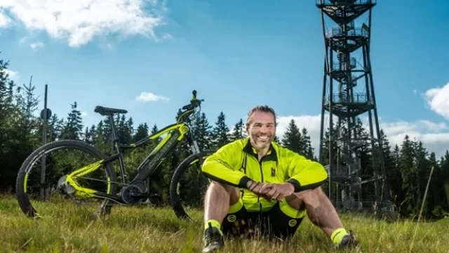 Jaromír Jágr tváří českých elektrokol a koloběžek značky CRUSSIS