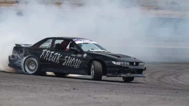 Pouliční drifteři zablokovali provoz na dálnici. Někteří neměli ani řidičák