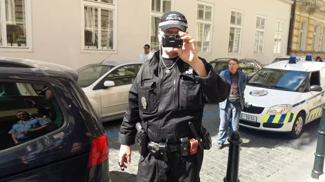 Dáváte v autě přednost chodcům? Zasloužíte nakládačku a klepeta!