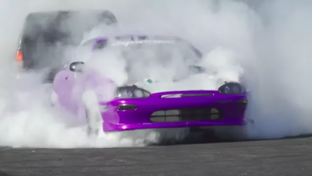 Mazda MX-3 se dvěma motory dokáže bleskově zakouřit celé parkoviště