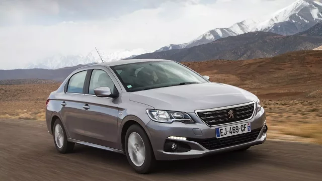 Pamatujete na Peugeot 301? Na trhu se pohybuje už od roku 2012 a jeho cena stále lehce překračuje 100 000 Kč