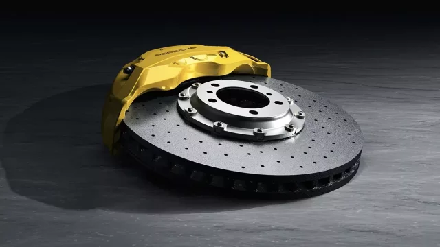 Znáte výhody a nevýhody karbon-keramických brzd? Dražší totiž vždycky nemusí znamenat lepší.