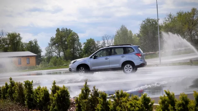 Dynamický kurz učil mladé řidiče zvládat nenadálé situace. Poradíme, co (ne)dělat v krizi