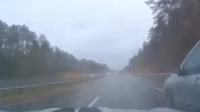 Aquaplaning v přímém přenosu. Naštěstí to dopadlo lépe, než řidič čekal