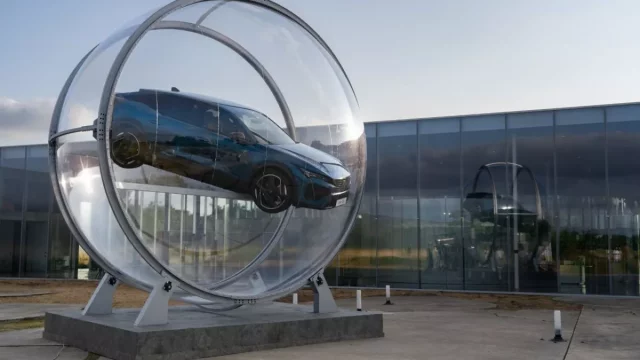 Peugeot zavřel novou 4008 do koule, vznikla tak unikátní umělecká instalace