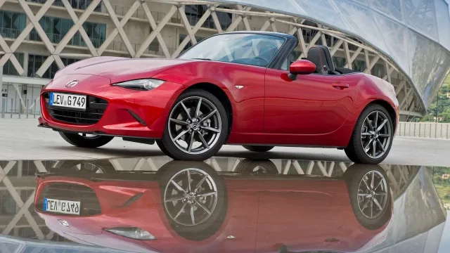 Mazda přemýšlí o budoucnosti MX-5. Stane se z roadsteru elektromobil?