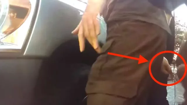 Teslu objeli klíčem dva výtečníci. Natočilo je při tom samo auto