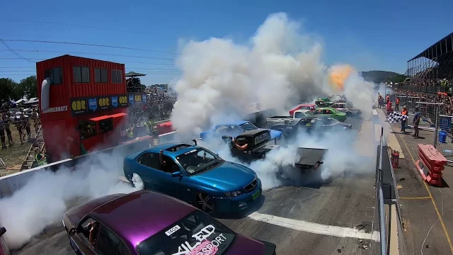 Nový rekord v burnoutu: Uhádnete kolik aut najednou pálilo gumy?