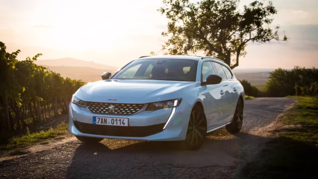 Test Peugeot 508 SW 2.0 BlueHDi 180: Praktická stylovka