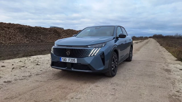 Hybridní Peugeot 3008 zaujme svým futuristickým exteriérem a šokuje zvláštně postaveným interiérem