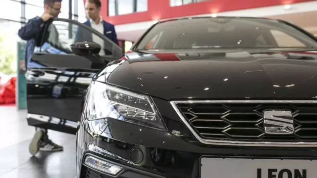 Jak zákazníci kupují nové auto? Vybírají dva měsíce a požádají o radu osm blízkých