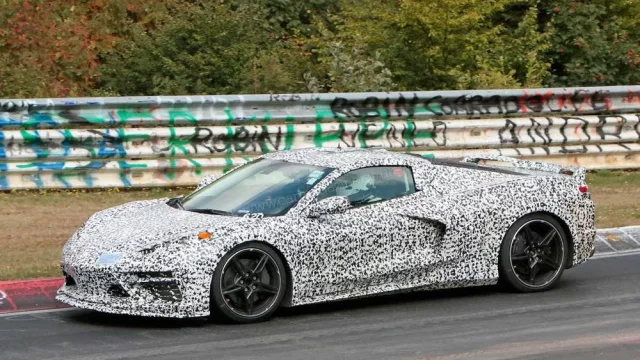 Chevrolet Corvette C8 už testuje na Nürburgringu. S motorem tam, kde byste to nečekali!