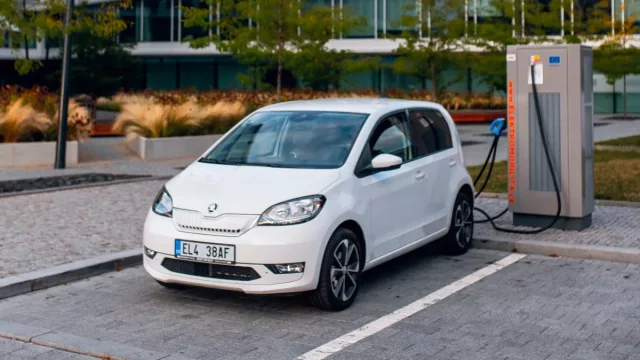 Elektromobily a legislativa: Poradíme o dotacích, výhodách a zákazech