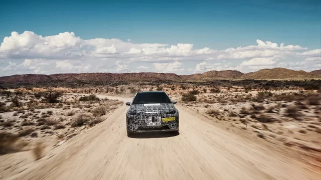 Připravované BMW iNEXT se musí vypořádat s horkými chvílemi při náročném testování v poušti