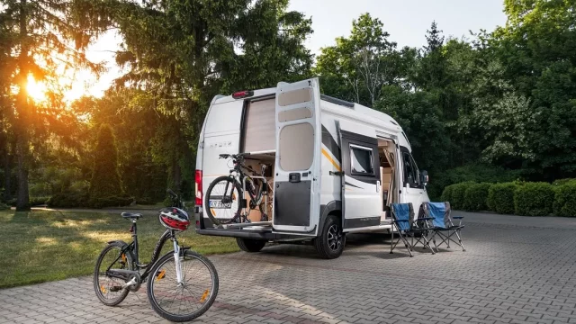 Peugeot umí být v létě obytňákem, přes rok zase normální dodávkou