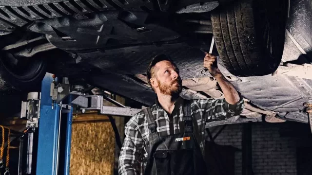 Smluvní vs. zákonná záruka: Musím jezdit na prohlídky jenom do autorizovaného servisu?