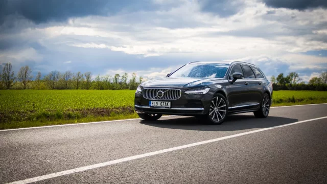 Test Volva V90 Recharge T6, kosmického korábu s elegantní jízdou