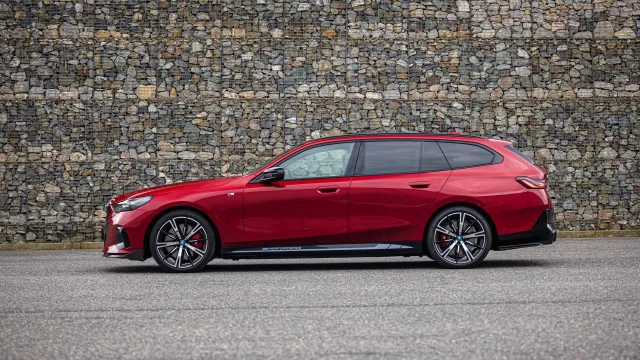 Šest set koní v rodinné verzi? BMW i5 M60 Touring s Performance Parts je vozem pro komiksového padoucha, který dospěl