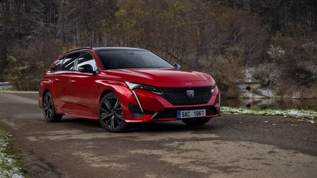 Test Peugeot 308 SW 1.5 BlueHDi 130: Rodinná klasika, která není pro stydlivky