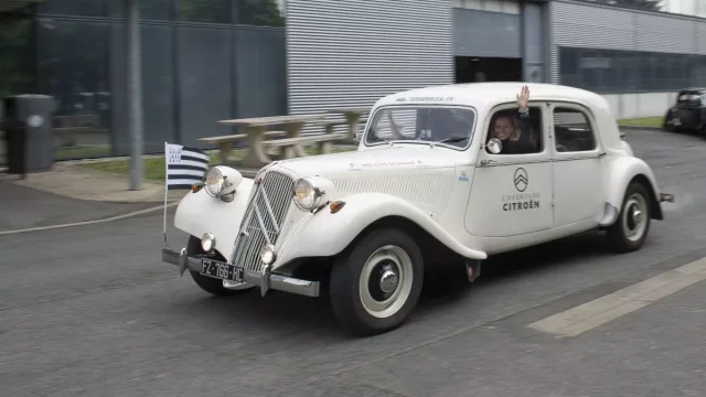 Dvě ženy vyrážejí na epickou cestu napříč Amerikou ve starém Citroënu