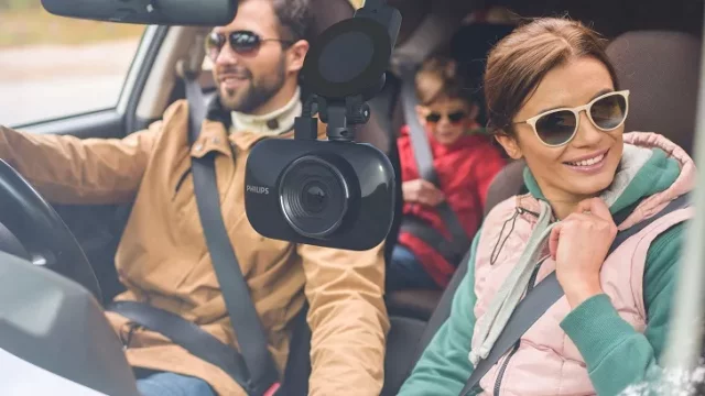Vyhněte se komplikacím na silnicích. Vsaďte na prémiovou kameru do auta od Philips