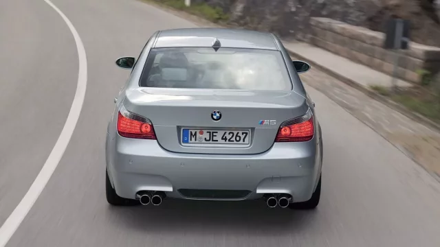 Tuner nasadil na starý ostrý bavorák výfuk za 320 tisíc korun! Zní jako z nejlepší éry Formule 1