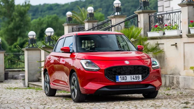 Na trh přijíždí čtvrtá generace Suzuki Swift. Má nový motor a zapracovalo se i na podvozku